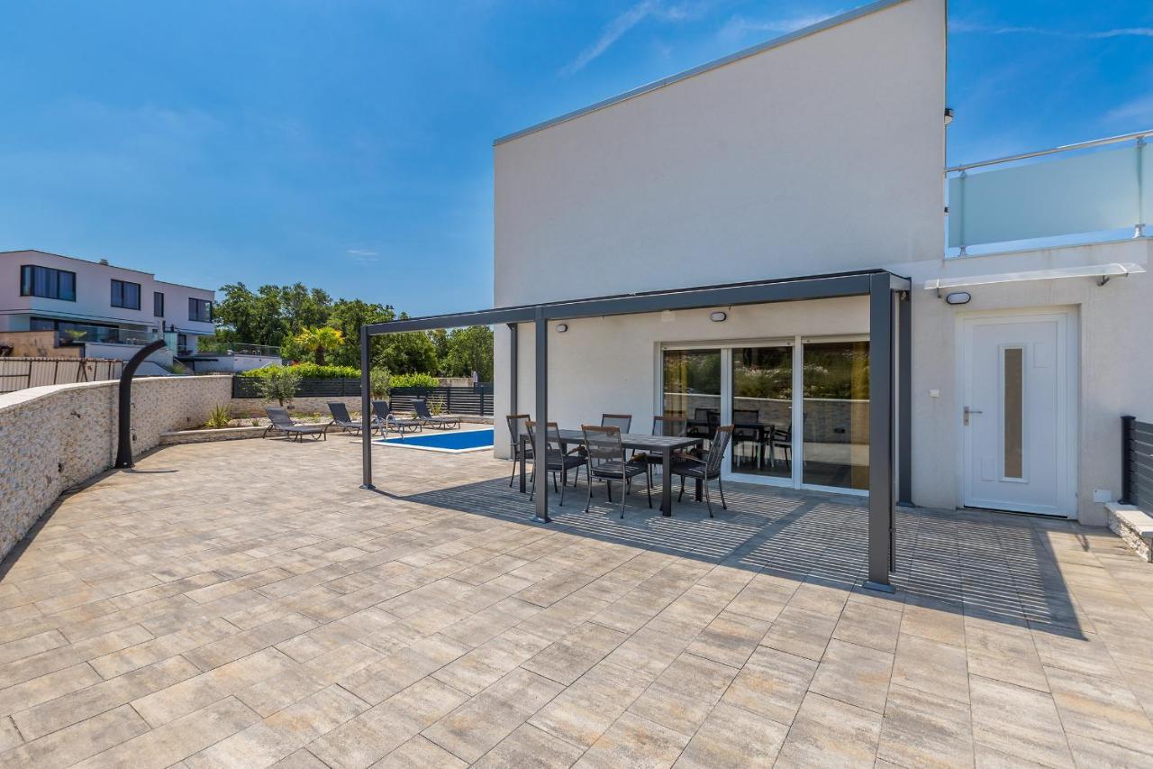 Holiday House Sunlight With Heated Pool Malinska Exterior photo