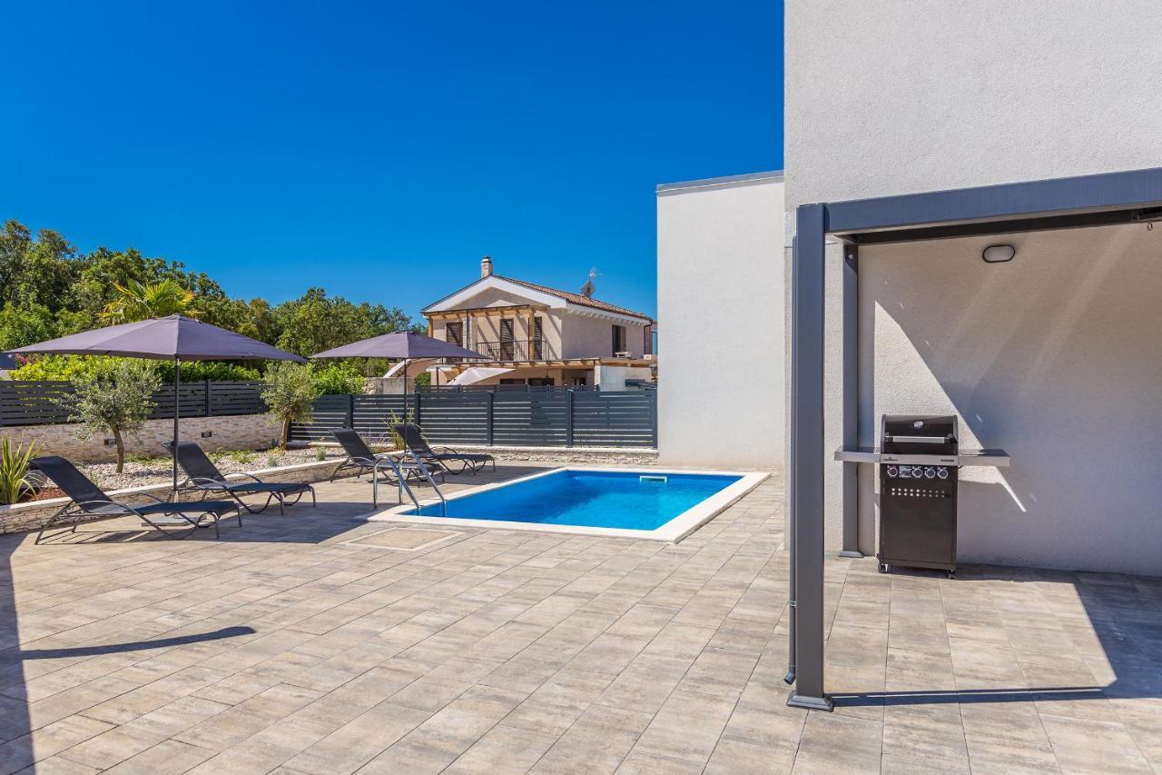 Holiday House Sunlight With Heated Pool Malinska Exterior photo