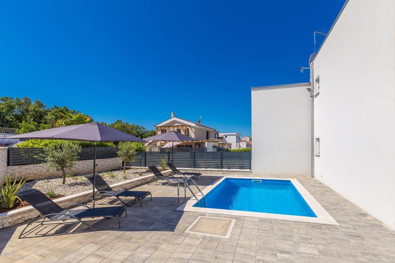 Holiday House Sunlight With Heated Pool Malinska Exterior photo