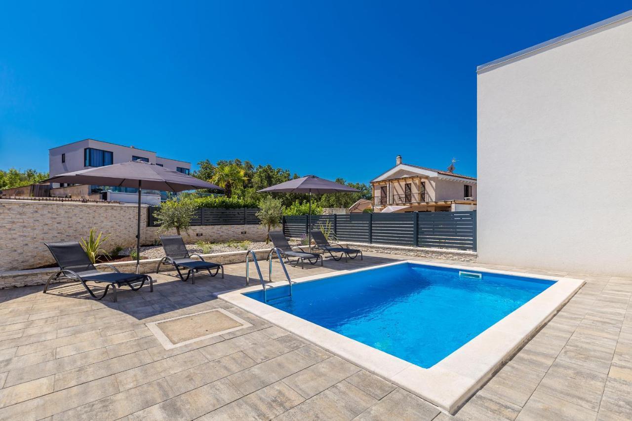 Holiday House Sunlight With Heated Pool Malinska Exterior photo