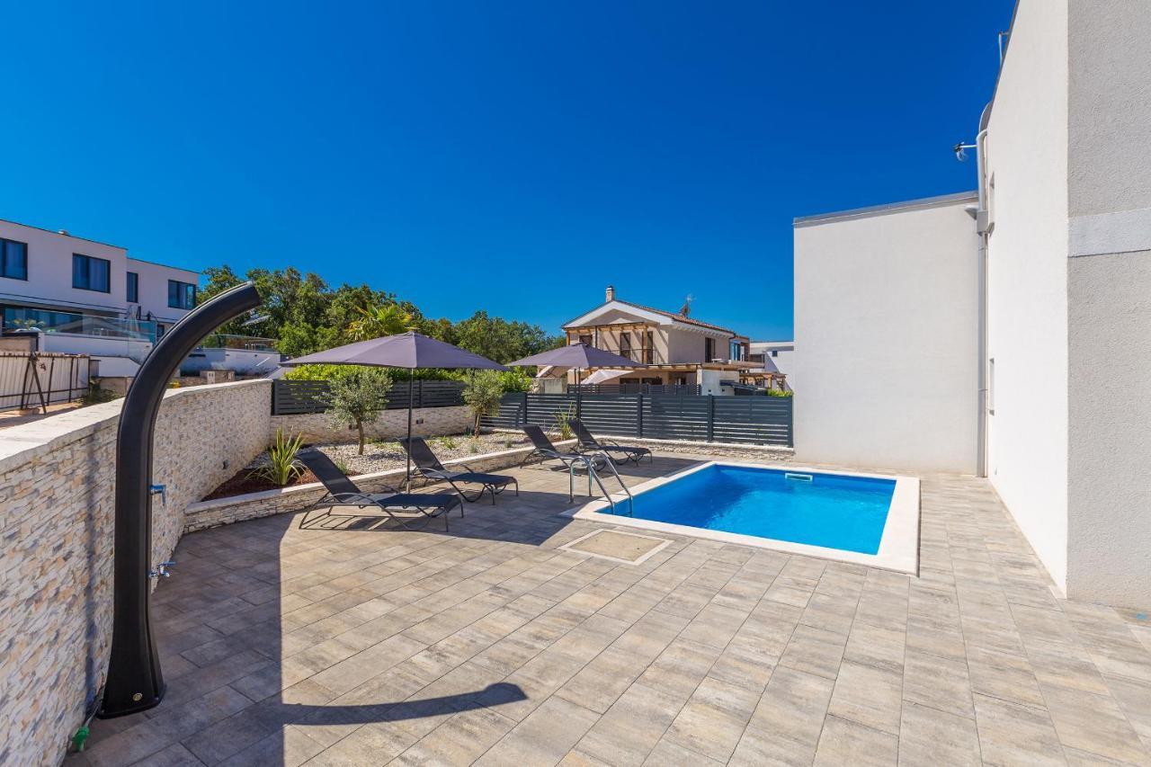 Holiday House Sunlight With Heated Pool Malinska Exterior photo