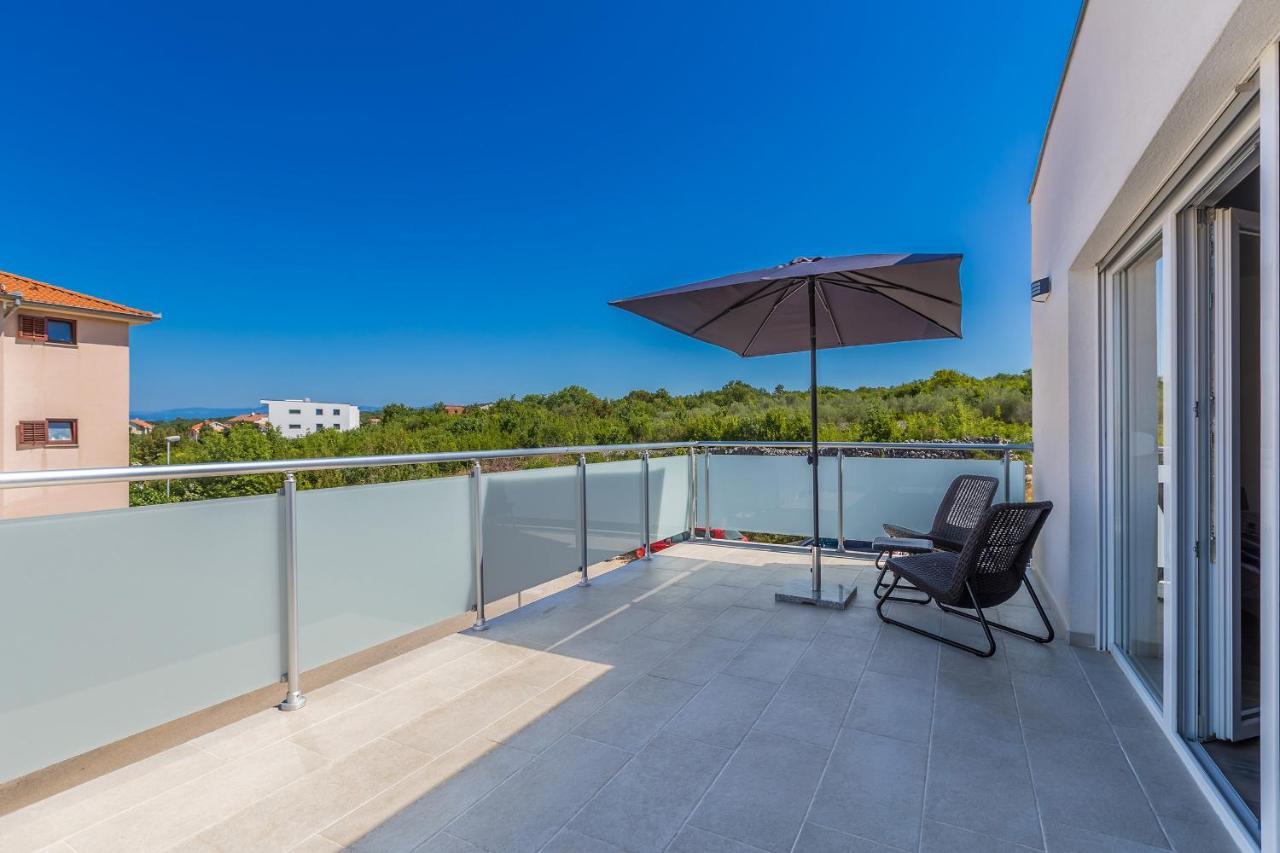 Holiday House Sunlight With Heated Pool Malinska Exterior photo