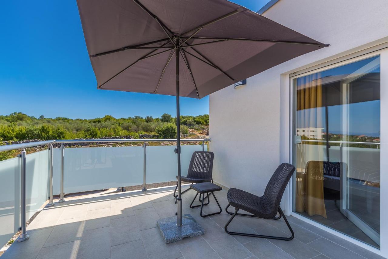 Holiday House Sunlight With Heated Pool Malinska Exterior photo